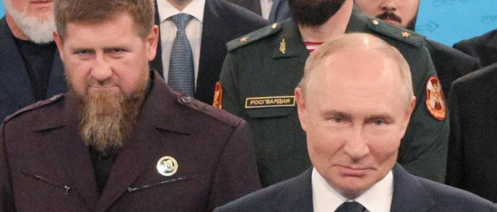 Der russische Präsident Wladimir Putin besucht in der Tschetschenischen Republik Ramsan Kadyrow.