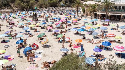 Hauptsaison am Strand Cala Santanyi auf Mallorca: Jedes Jahr kommen mehr Urlauber. 