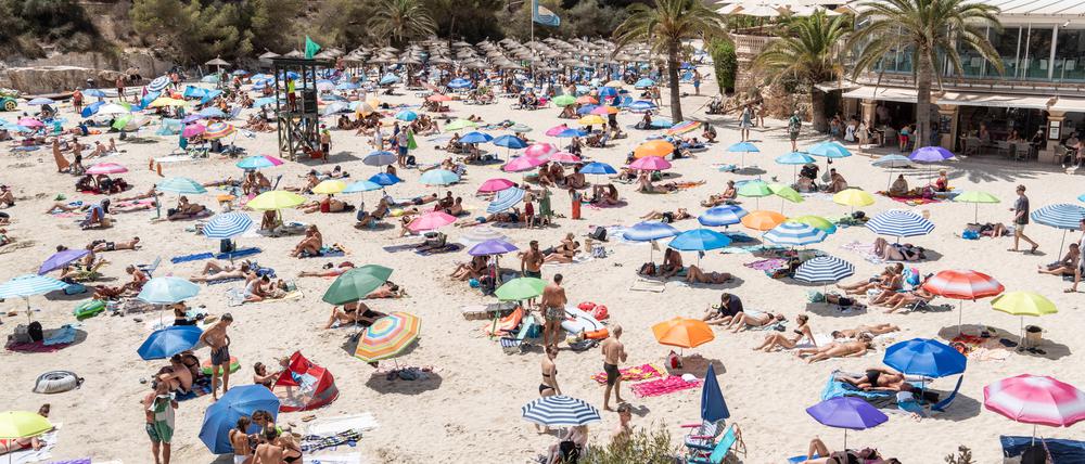 Hauptsaison am Strand Cala Santanyi auf Mallorca: Jedes Jahr kommen mehr Urlauber. 