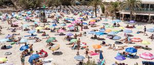 Hauptsaison am Strand Cala Santanyi auf Mallorca: Jedes Jahr kommen mehr Urlauber. 