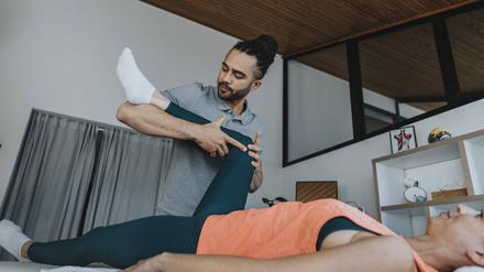 Physiotherapist treating knee of female patient in medical practice model released Symbolfoto property released MFF07805
physio2108