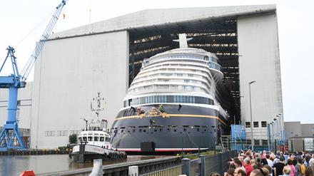 Ein Kreuzfahrtschiff verlässt das Baudock der Papenburger Meyer-Werft.