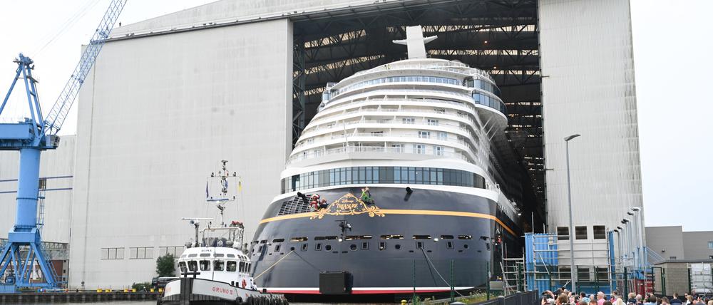 Ein Kreuzfahrtschiff verlässt das Baudock der Papenburger Meyer-Werft.