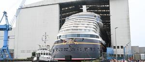 Ein Kreuzfahrtschiff verlässt das Baudock der Papenburger Meyer-Werft.