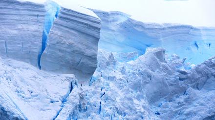Schelfeis bremst den Gletscherfluss vom Landesinneren der Antarktis in Richtung Meer und stabilisiert den Eisschild.