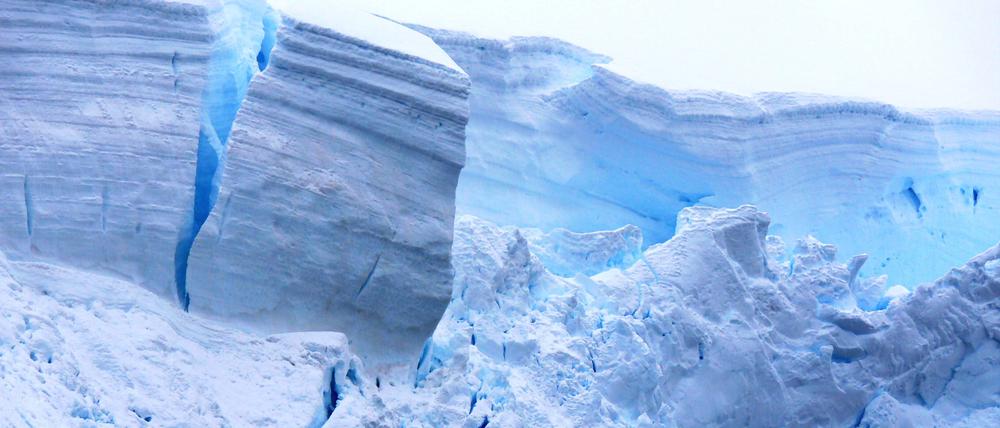 Schelfeis bremst den Gletscherfluss vom Landesinneren der Antarktis in Richtung Meer und stabilisiert den Eisschild.