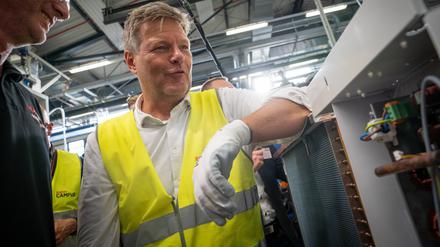 Beim Wärmepumpenhersteller Stiebel Eltron legte Wirtschaftsminister Robert Habeck selbst Hand an.