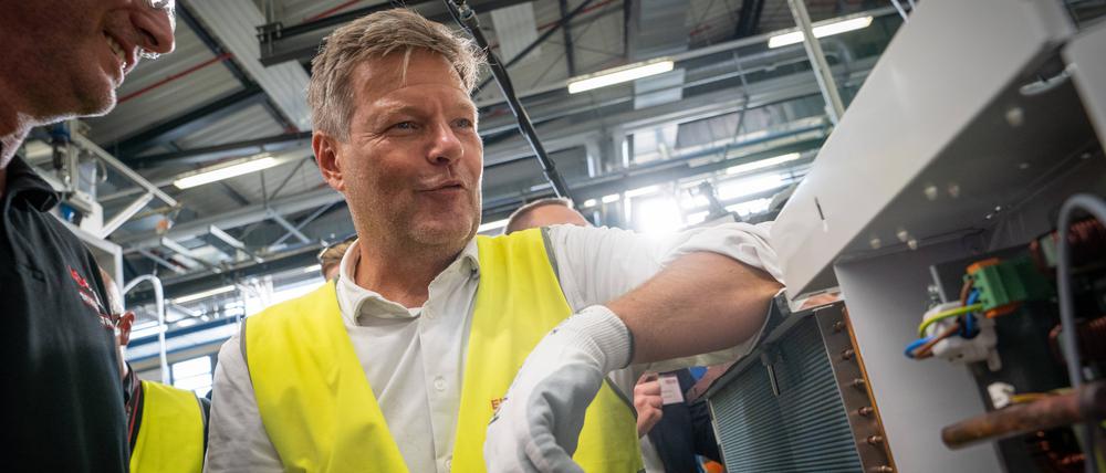 Beim Wärmepumpenhersteller Stiebel Eltron legte Wirtschaftsminister Robert Habeck selbst Hand an.