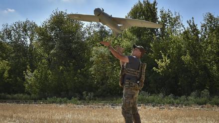 29.07.2024, Ukraine, Saporischschja: Ein Soldat der 15. Brigade der ukrainischen Nationalgarde startet eine Aufklärungsdrohne vom Typ Leleka-100, um russische Stellungen in der Nähe der Frontlinie zu sichten.