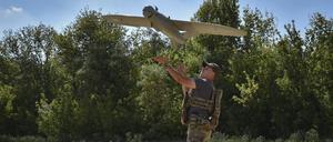 29.07.2024, Ukraine, Saporischschja: Ein Soldat der 15. Brigade der ukrainischen Nationalgarde startet eine Aufklärungsdrohne vom Typ Leleka-100, um russische Stellungen in der Nähe der Frontlinie zu sichten.