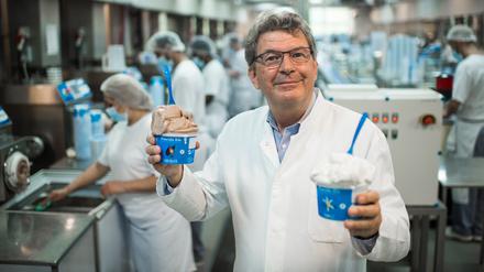 Am 18. Mai 2021 steht der Inhaber der Florida-Eisproduktion, Olaf Höhn, in seiner Berliner Produktionshalle.