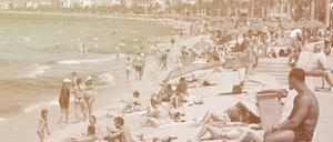 Touristen genießen einen warmen Sommertag am Strand von Arenal.