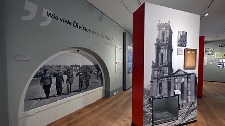 „Glaube, Macht und Militär“ heißt die Ausstellung im Turm der Garnisonkirche, die sich mit der Geschichte des Ortes auseinandersetzen will.