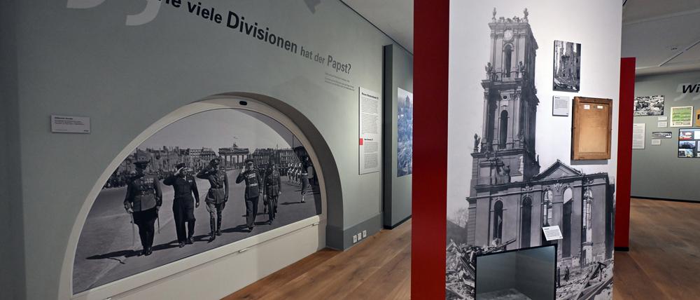 „Glaube, Macht und Militär“ heißt die Ausstellung im Turm der Garnisonkirche, die sich mit der Geschichte des Ortes auseinandersetzen will.