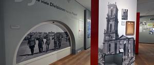 „Glaube, Macht und Militär“ heißt die Ausstellung im Turm der Garnisonkirche, die sich mit der Geschichte des Ortes auseinandersetzen will.