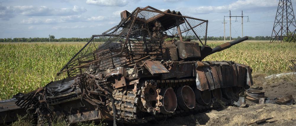 Russland, Sudscha: Ein zerstörter russischer Panzer liegt am Straßenrand.