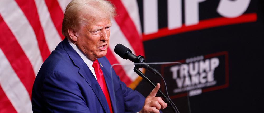 Der republikanische Präsidentschaftskandidat und ehemalige US-Präsident Donald Trump gestikuliert bei einer Wahlkampfveranstaltung in Asheville, North Carolina, USA.