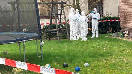 Beamte der Spurensicherung stehen vor einem Einfamilienhaus in der Gemeinde Scheeßel. 