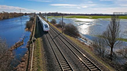 Ein ICE der Deutschen Bundesbahn auf der Strecke in Richtung Hamburg bei Wiesenaue in der Prignitz.