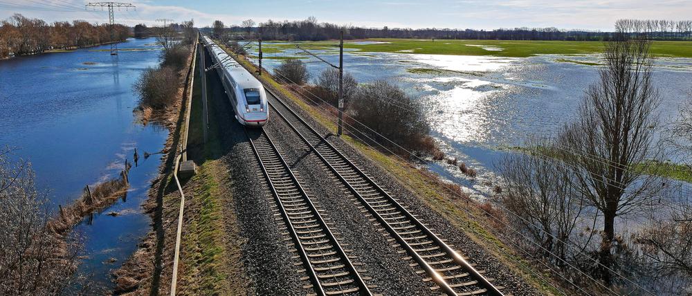 Ein ICE der Deutschen Bundesbahn auf der Strecke in Richtung Hamburg bei Wiesenaue in der Prignitz.