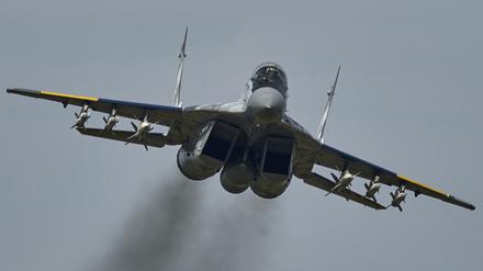 Ein zweistrahliges Kampfflugzeug vom Typ «Mig-29» der ukrainischen Luftwaffe fliegt während eines Einsatzes über Kriegsgebiet.