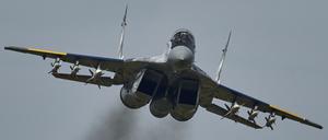 Ein zweistrahliges Kampfflugzeug vom Typ «Mig-29» der ukrainischen Luftwaffe fliegt während eines Einsatzes über Kriegsgebiet.