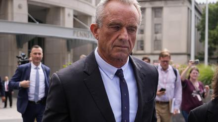Der unabhängige Präsidentschaftskandidat Robert F. Kennedy Jr. verlässt das Pennsylvania Judicial Center. 
