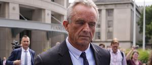 Der unabhängige Präsidentschaftskandidat Robert F. Kennedy Jr. verlässt das Pennsylvania Judicial Center. 
