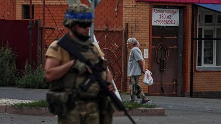 Ein ukrainischer Soldat in der russischen Stadt Sudscha.