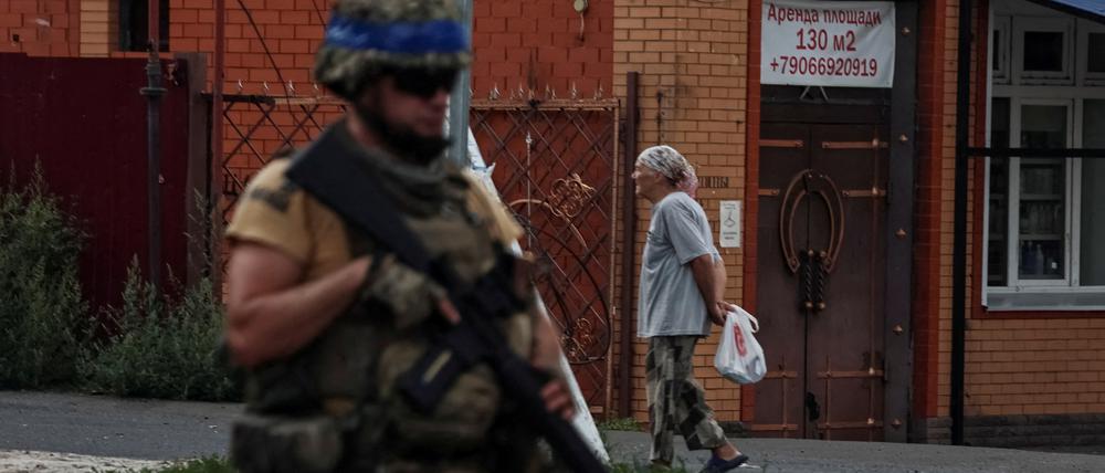 Ein ukrainischer Soldat in der russischen Stadt Sudscha.
