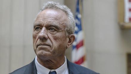 21.08.2024: Der unabhängige Präsidentschaftskandidat Robert F. Kennedy Jr. spricht vor Reportern im Nassau County Supreme Court