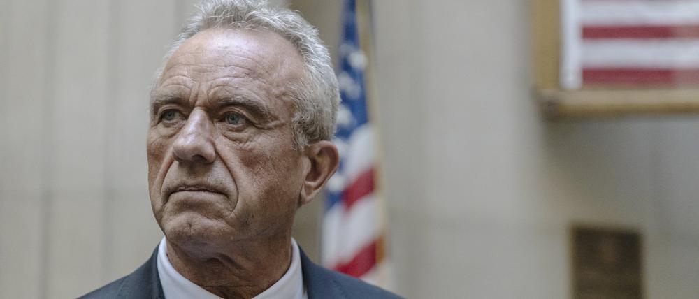 21.08.2024: Der unabhängige Präsidentschaftskandidat Robert F. Kennedy Jr. spricht vor Reportern im Nassau County Supreme Court