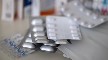 Schmerzmittel Fentanyl, Tilidin und Oxycodon verschiedener Hersteller in Form von Tabletten, Tropfen und Pflastern liegen in einer Apotheke auf dem Tisch. (Symbolbild)