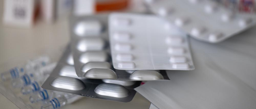 Schmerzmittel Fentanyl, Tilidin und Oxycodon verschiedener Hersteller in Form von Tabletten, Tropfen und Pflastern liegen in einer Apotheke auf dem Tisch. (Symbolbild)
