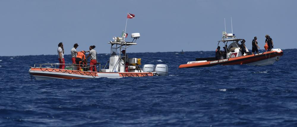 Taucher der italienischen Feuerwehr bei der Such- und Rettungsaktion des unter britischer Flagge fahrenden Schiffes „Bayesian“. Die Luxusyacht war am Montag in einem Sturm gesunken.