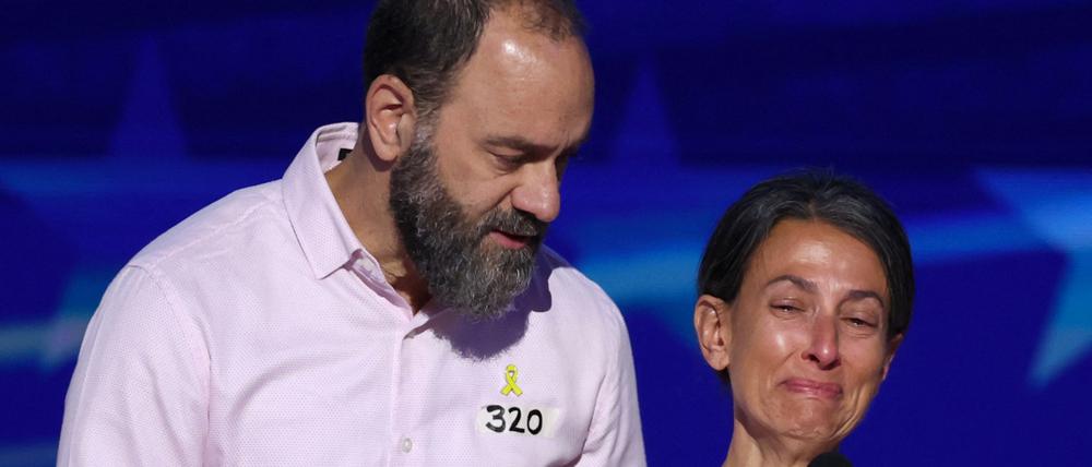 Jon Polin, der Vater von Hersh Goldberg-Polin, tröstet Rachel, die Mutter von Hersh, während sie an Tag 3 der Democratic National Convention (DNC) in Chicago sprechen.