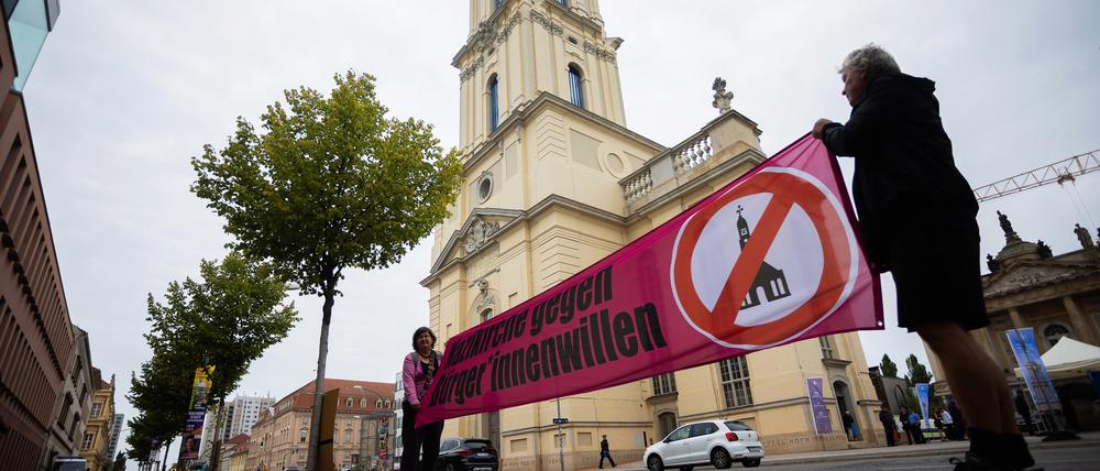 Protest kurz vor Eröffnung des Garnisonkirchturms.
