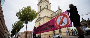 Protest kurz vor Eröffnung des Garnisonkirchturms.