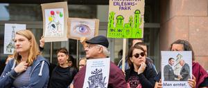 Teilnehmer des Protests der „Bürgerinitiative für ein Potsdam ohne Garnisonkirche“ halten anlässlich der Eröffnung des Turms der Garnisonkirche Schilder und Plakate. 