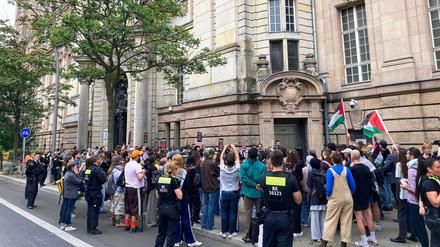 Die pro-palästinensische Demonstration vor dem Kriminalgericht in Berlin-Moabit.