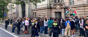 Die pro-palästinensische Demonstration vor dem Kriminalgericht in Berlin-Moabit.
