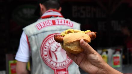 Bratwurst im Stadion gehört für viele Fans dazu. 