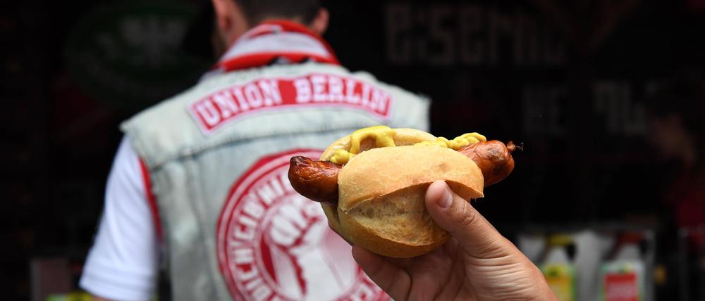 Bratwurst im Stadion gehört für viele Fans dazu.