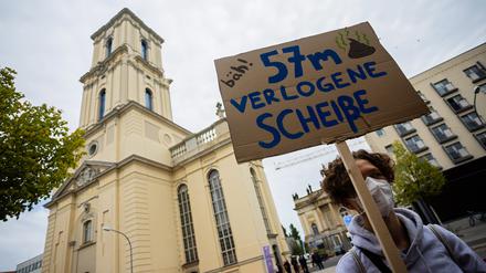 Die Eröffnung des Garnisonkirchturms wurde von Protesten begleitet. Der Turm bleibt auch ein Jahr danach umstritten.