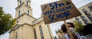 Die Eröffnung des Garnisonkirchturms wurde von Protesten begleitet. Der Turm bleibt auch ein Jahr danach umstritten.