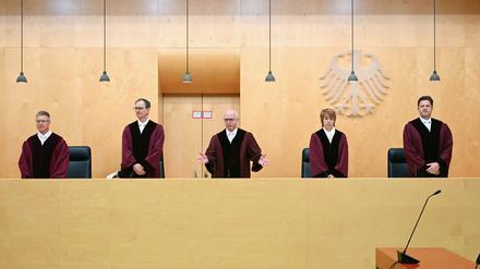 Der Dritte Strafsenat beim Bundesgerichtshof (BGH) in Karlsruhe, Baden-Württemberg mit Helmut Kreicker (l-r), Johannes Berg, Jürgen Schäfer (Vorsitz), Ute Hohhoff und Christian Voigt eröffnet die Verhandlung über die Entscheidung, ob die Leugnung des Holocausts auch in einem Dokument an eine Behörde als Volksverhetzung zu bestrafen ist. Das Landgericht München II hatte dies beim Schreiben einer einschlägig vorbestraften Frau an ein Finanzamt verneint.