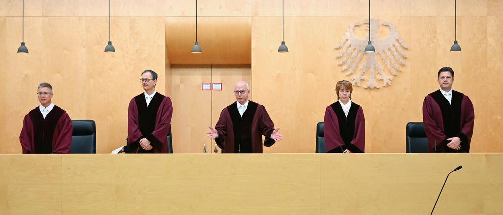 Der Dritte Strafsenat beim Bundesgerichtshof (BGH) in Karlsruhe, Baden-Württemberg mit Helmut Kreicker (l-r), Johannes Berg, Jürgen Schäfer (Vorsitz), Ute Hohhoff und Christian Voigt eröffnet die Verhandlung über die Entscheidung, ob die Leugnung des Holocausts auch in einem Dokument an eine Behörde als Volksverhetzung zu bestrafen ist. Das Landgericht München II hatte dies beim Schreiben einer einschlägig vorbestraften Frau an ein Finanzamt verneint.