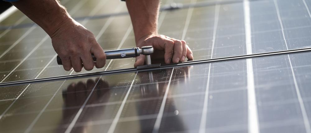 Enpal montiert Photovoltaikmodule auf Einfamilienhäusern und verbindet sie mit anderen Geräten wie Wärmepumpen.