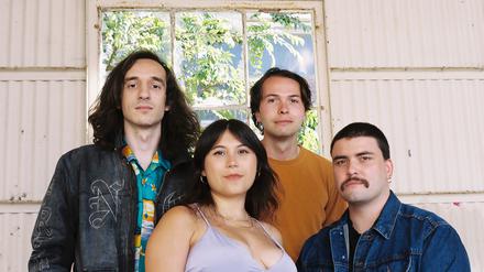 Fake Fruit: Post-Punk aus Kalifornien.
v.l.: Martin Miller: Bass; Hannah D’Amato: Vox & Guitars; Alex Post: Guitars & Vox; Miles MacDiarmid: Drums