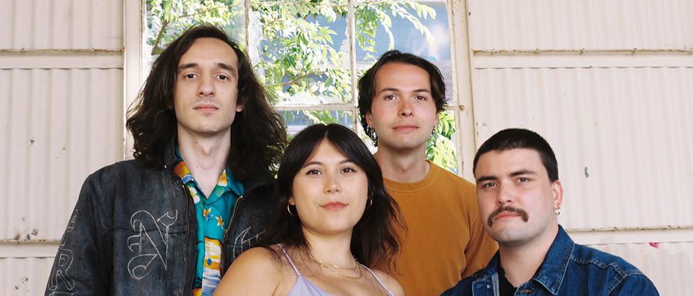 Fake Fruit: Post-Punk aus Kalifornien.
v.l.: Martin Miller: Bass; Hannah D’Amato: Vox & Guitars; Alex Post: Guitars & Vox; Miles MacDiarmid: Drums